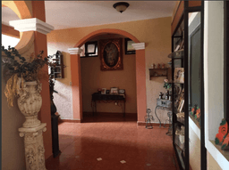 Casa y apart. con un estilo arquitectónico colonial