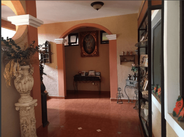 Casa y apart. con un estilo arquitectónico colonial