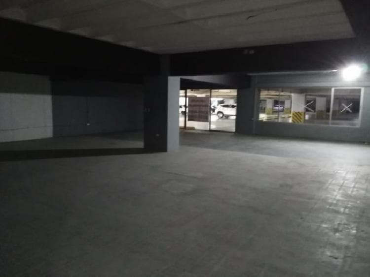 Amplio local comercial en renta, zona 10. — foto 1