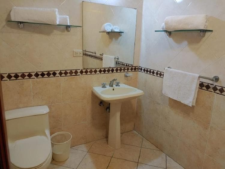 Rento cómodo apartamento en zona 10 — foto 5