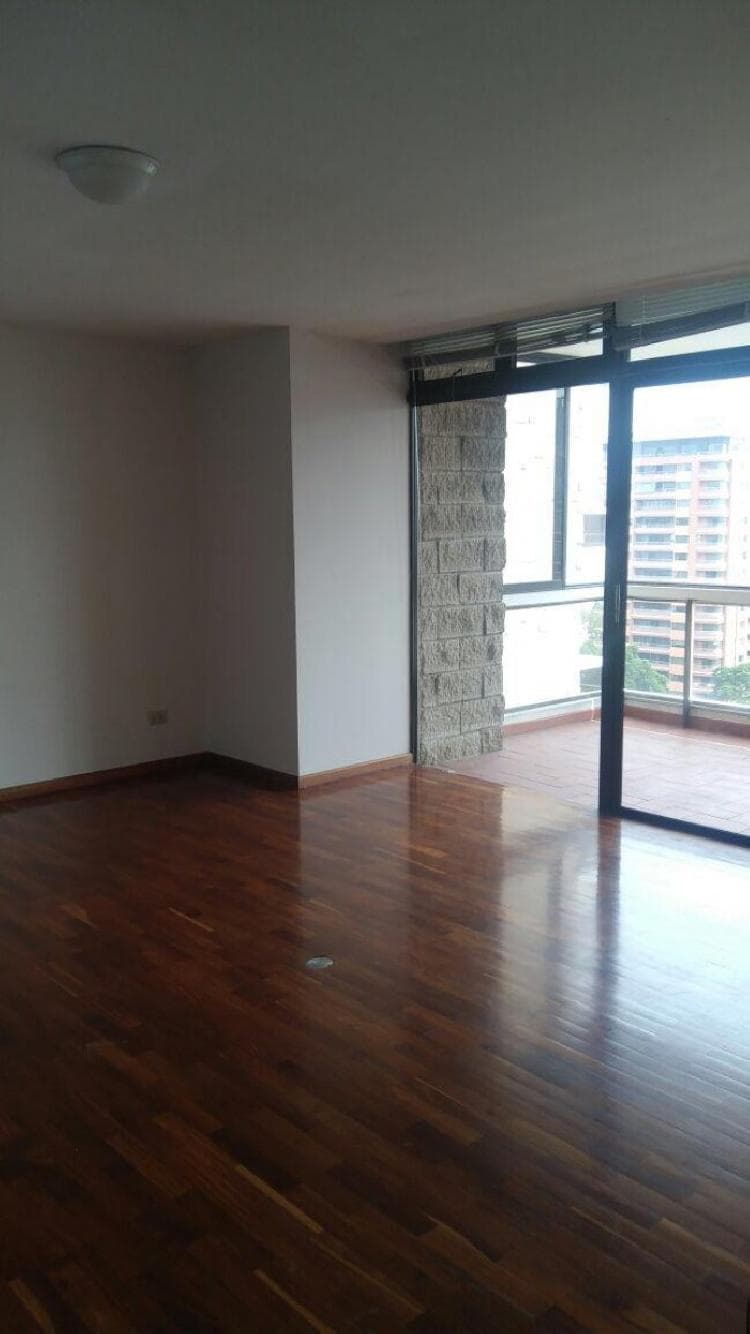 Plus Real Estate renta apartamento en zona 10 — foto 1