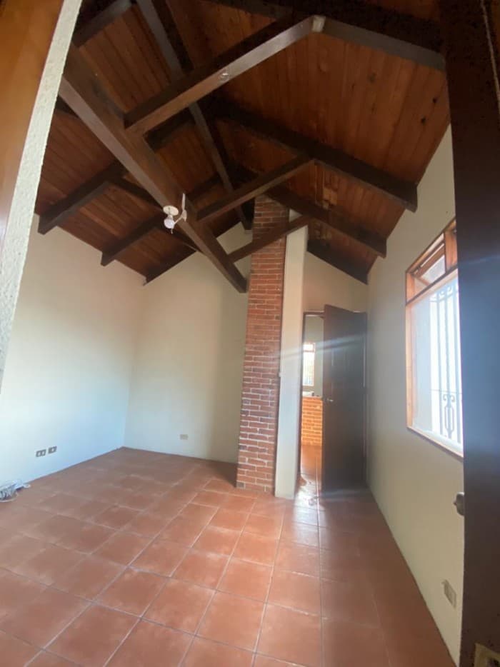 Alquilo amplia casa de 2 niveles en zona 10 — foto 12