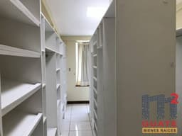 Casa de 428 m2 de construcción en Venta, Zona 10