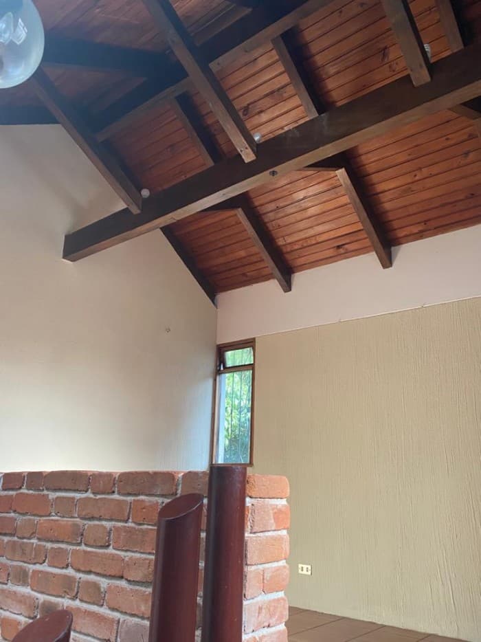 Alquilo amplia casa de 2 niveles en zona 10 — foto 9