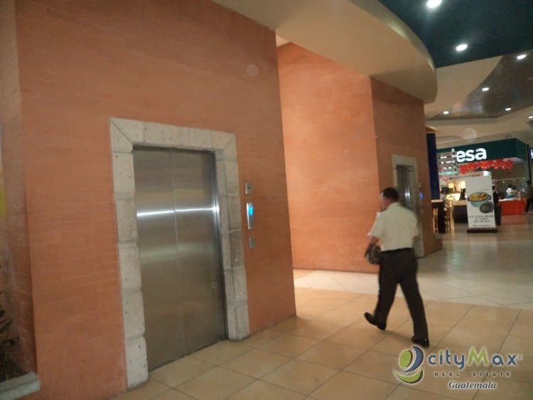 En renta local en Centro comercial zona 18 — foto 1