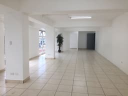 Rento amplia oficina en edificio de zona 9