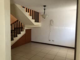 Rento casa en zona 14