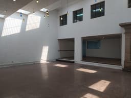 Plus Real Estate Renta amplio Local Comercial en zona 10.