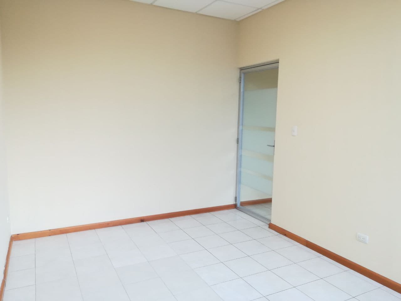 En renta Oficina Tabicada en Zona 10 — foto 1