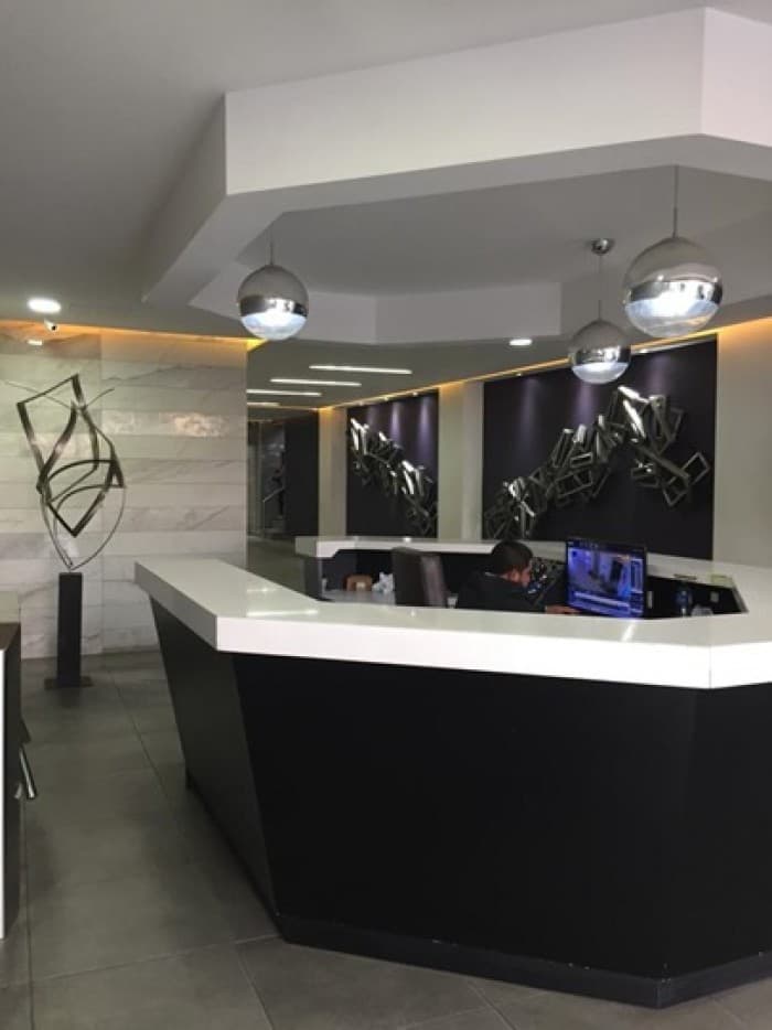 Rento oficinas completas en edificio de zona 9 — foto 2