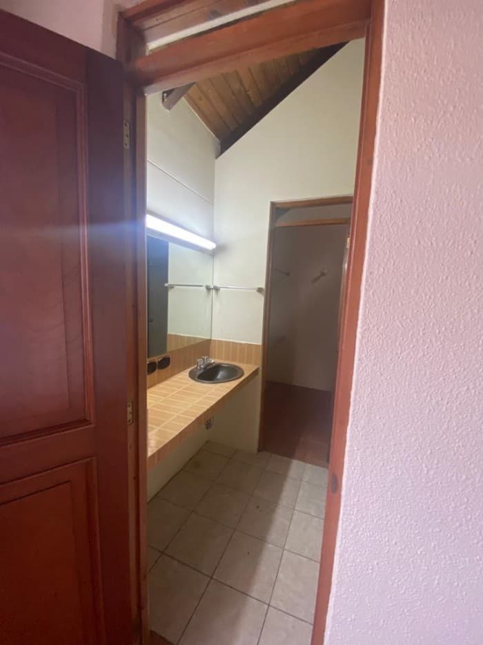 Alquilo amplia casa de 2 niveles en zona 10 — foto 15
