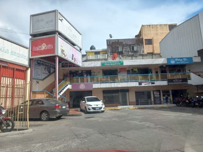 EN VENTA PLAZA COMERCIAL EN ZONA 18 GUATEMALA — foto 1