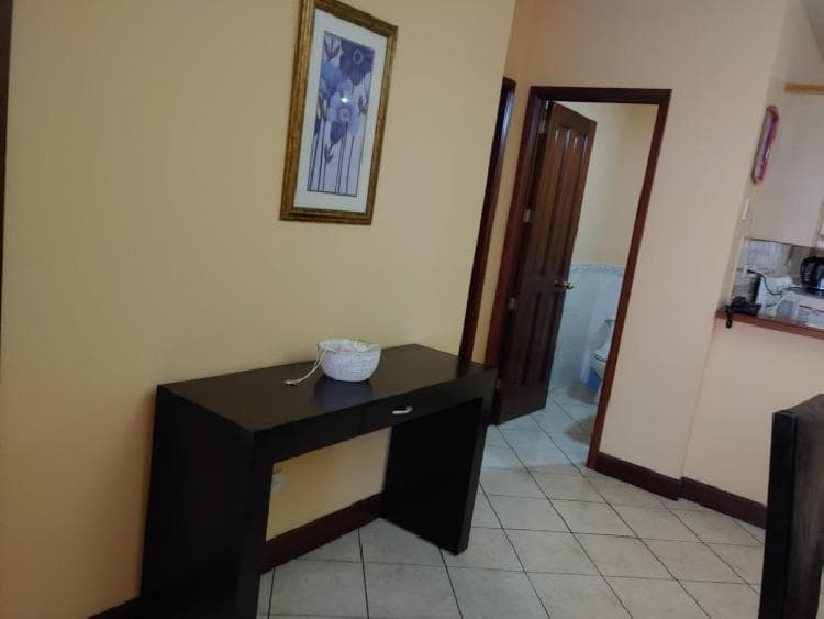 Rento cómodo apartamento en zona 10 — foto 3