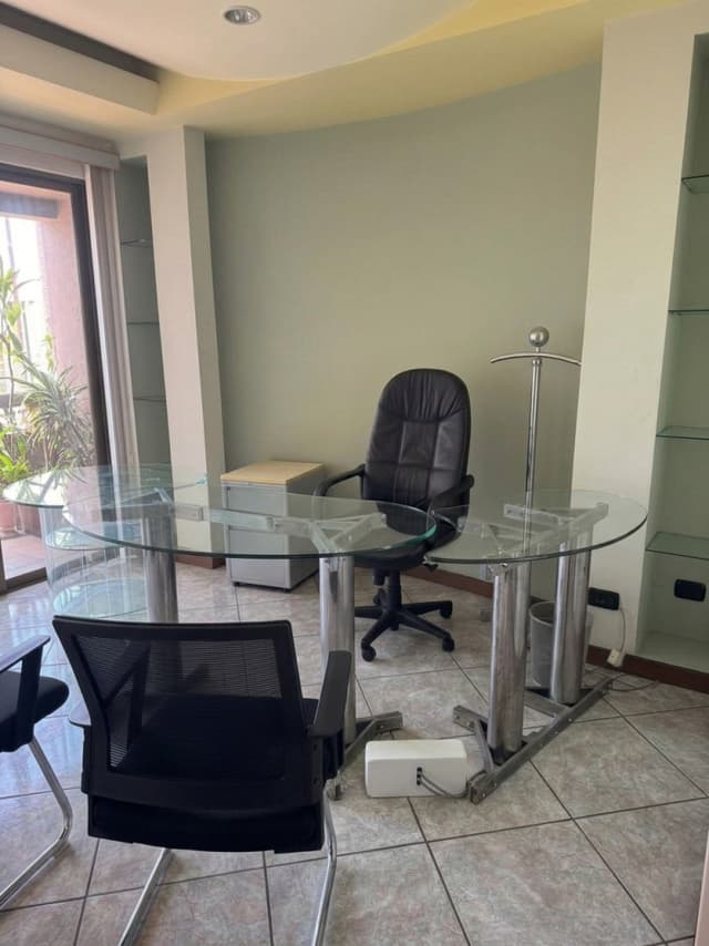 Oficina en renta en zona 15 Edificio de uso mixto