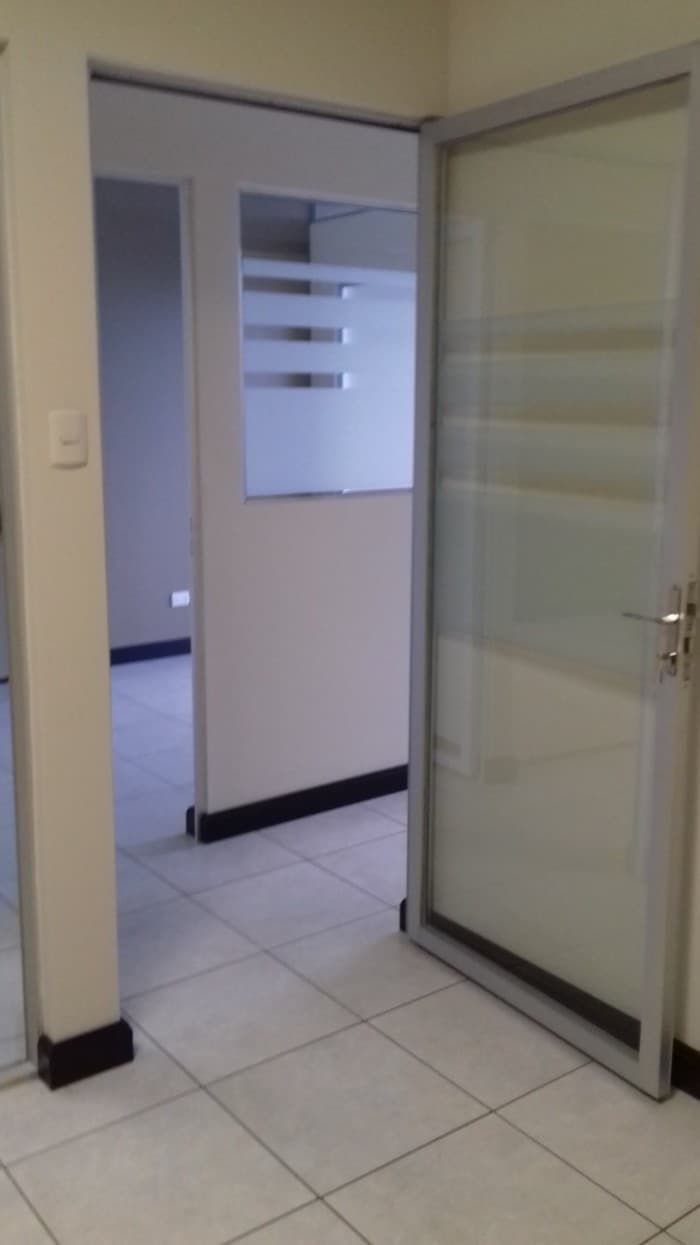 ZONA 10. ALQUILO OFICINA EN ZONA PRADERA — foto 3