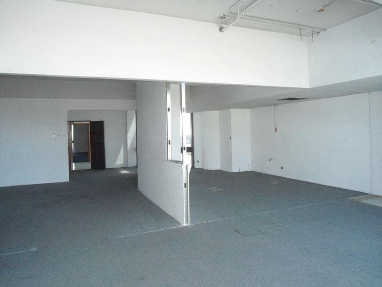 OFICINA COMERCIAL EN RENTA EN CALZADA ROOSEVELT — foto 1