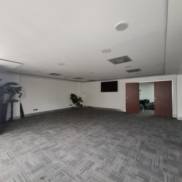 Oficina para inversión en venta en zona 10 Medio nivel — foto 3