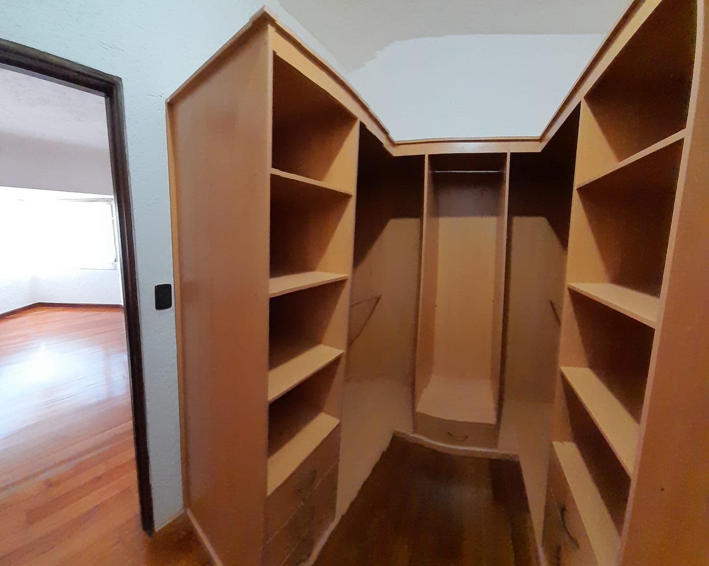 Amplio e iluminado apartamento en renta en Zona 15 — foto 6