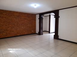 VENDO CASA EN BOSQUES DE SAN MARINO ZONA 8