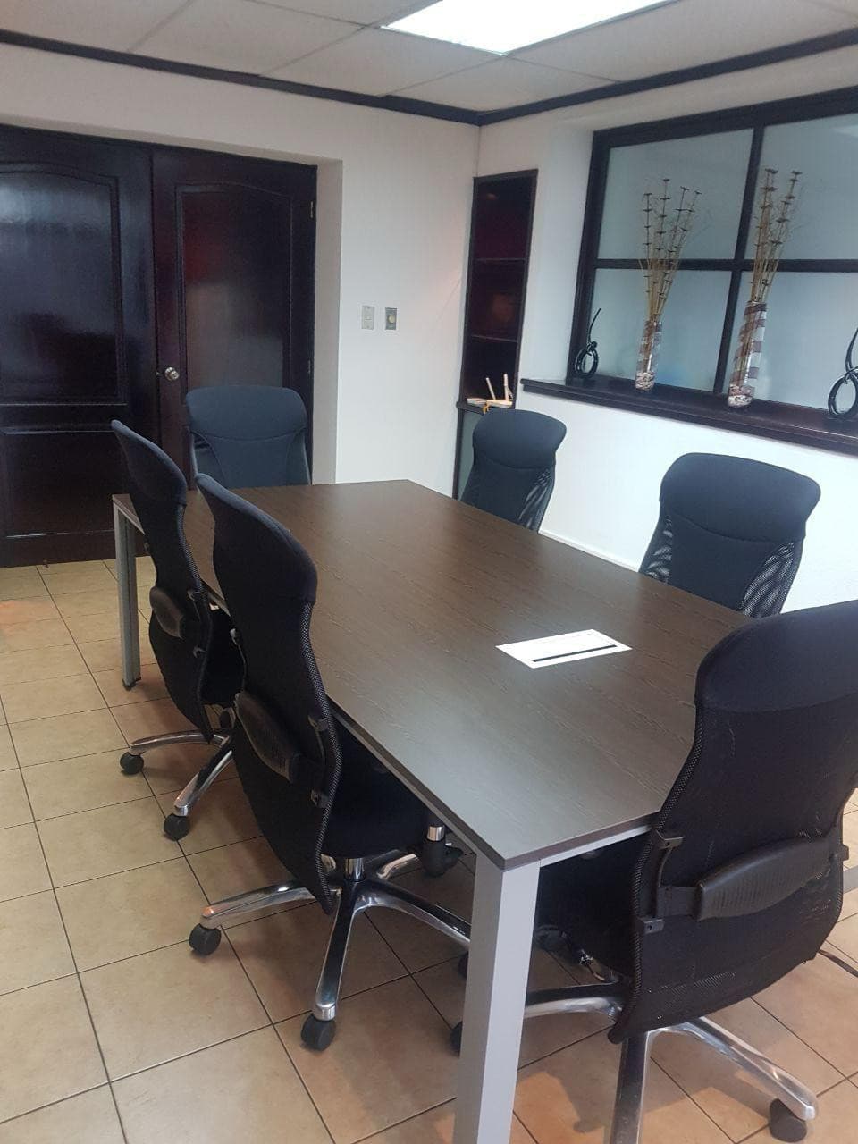 Oficina Amueblada en Renta en Zona 9 Reforma — foto 1