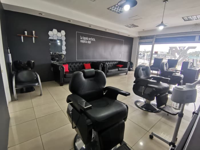 VENDO DERECHO DE BARBERÍA ZONA 16 — foto 2
