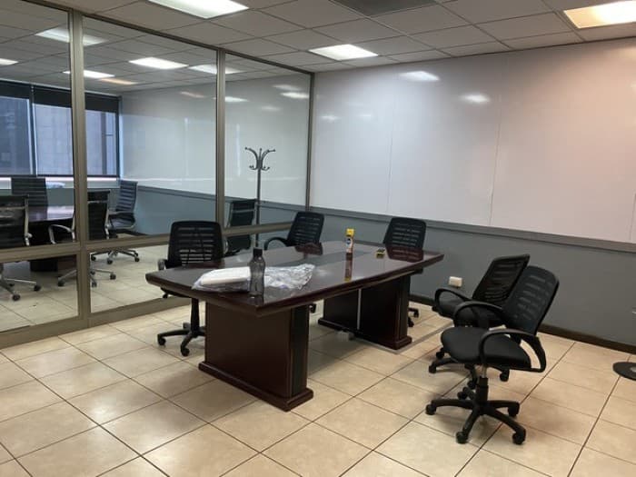 Oficina en venta Inversion zona 10 Edificio Dubai — foto 1