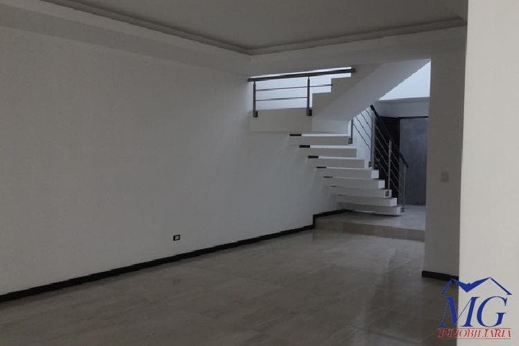 VENDO CASA EN ZONA 16, HACIENDA REAL — foto 2