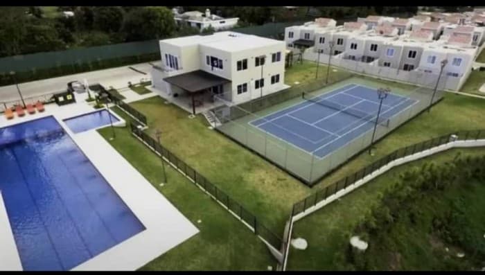 Venta de amplia casa en Cumbres de la Arboleda, CAES. — foto 9