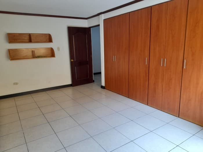 VENDO CASA EN BOSQUES DE SAN MARINO ZONA 8 — foto 5