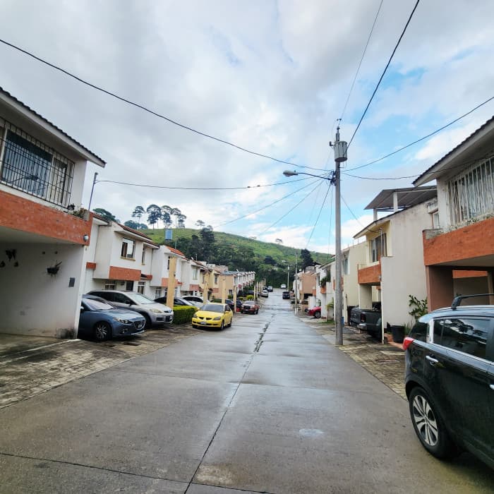 En Venta Casa en Res. Los Olivos zona 18 — foto 1