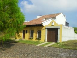 Vendo Hermosa Casa Estilo Colonial, Excelente Estado, Alto Nivel De Acabados, Con Amplio Jardin