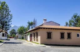 CityMax Antigua vende hermosa casa de equina dentro de residencial de San Pedro Las Huertas