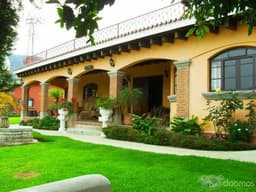 VENDO HERMOSA CASA DE UN NIVEL, ESTILO COLONIAL, AMPLIO JARDÍN, VISTA PANORÁMICA