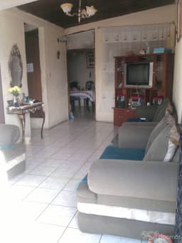 VENDO LINDO Y AMPLIO APARTAMENTO DE 2DO. NIVEL