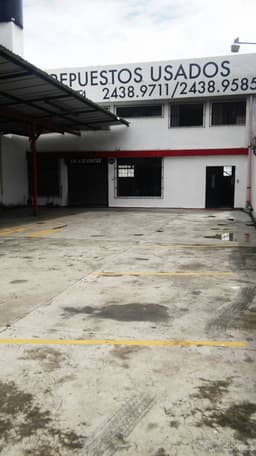 Alquilo Oficinas con bodegas y amplio estacionamiento