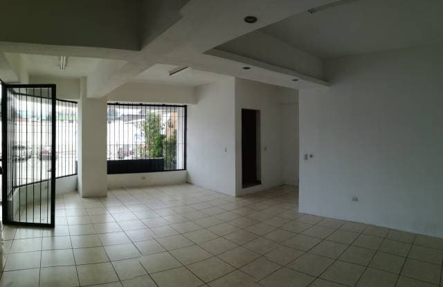 Alquilo Local Comercial en Edificio Oficentro 6-22, zona 3 de Xela — foto 3
