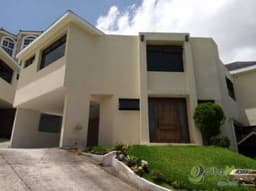Venta Casa dentro de Condominio La Montaña zona 16