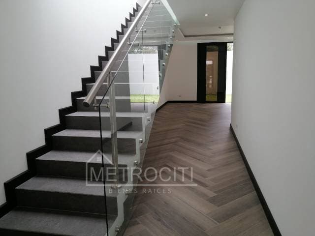 MODERNA CASA PARA ESTRENAR EN VENTA EN ZONA 15 — foto 3