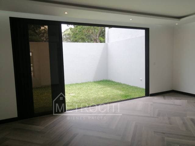MODERNA CASA PARA ESTRENAR EN VENTA EN ZONA 15 — foto 4