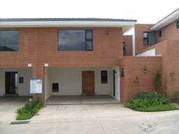 VENDO casa en LAS CHARCAS ZONA 11