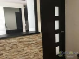 Alquiler oficina amueblada con espacios divididos en zona 15