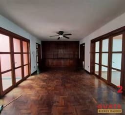 Casa de 302 m2 de construcción, en Renta, Zona 15