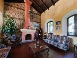 SE ALQUILA CASA CON EXCELENTES ACABADOS COLONIALES A 5 MINS DE ANTIGUA GUATEMALA