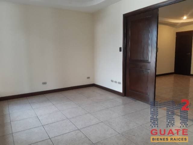 Local de 77.49 m2 de construcción en Renta o venta , Zona 14 — foto 2