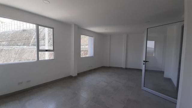 Oficinas en Renta El Naranjo adentro de bodega, 65 Mts2 — foto 2
