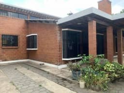 VENDO CASA QUE SE UBICA SOBRE 3 TERRENOS, RESIDENCIAL EN CIUDAD VIEJA, SACATEPEQUEZ