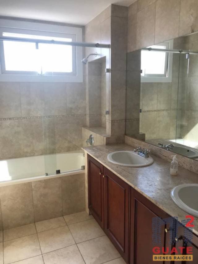 Apartamento de 240 m2 de construccin en Renta, Zona 15 — foto 2