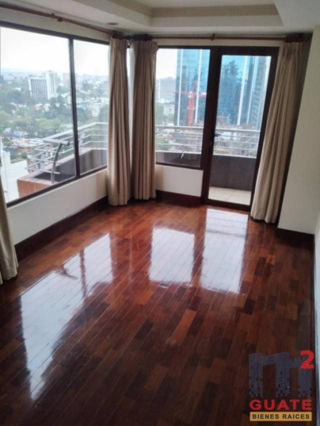 Apartamento de 136.85 m2 de construcción en Venta, Zona 10 — foto 3