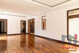 Casa de 529.5 m2 de construcción en Venta, Zona 10