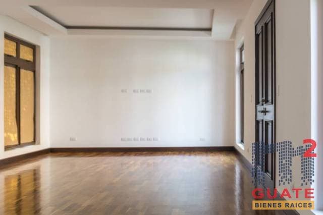 Casa de 529.5 m2 de construcción en Venta, Zona 10 — foto 2